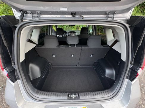 Used 2025 Kia Soul LX w/ LX Technology Package FWD image 28