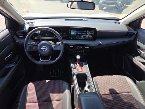 Used 2025 Nissan Kicks SR FWD image 6