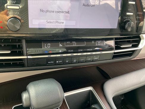 Used 2024 Toyota Sienna LE image 32