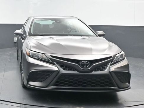Used 2022 Toyota Camry SE image 2