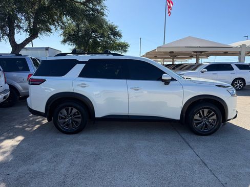 Used 2022 Nissan Pathfinder SV FWD image 8