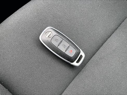 Used 2025 Nissan Rogue S image 29