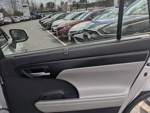 Used 2023 Toyota Highlander XLE image 19