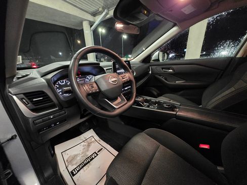 Used 2025 Nissan Rogue SV image 10