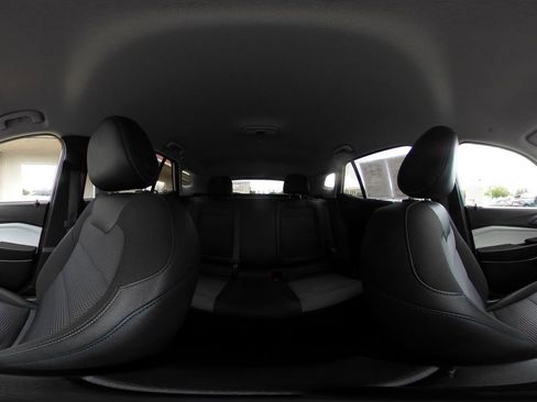 Used 2025 Chevrolet Trax LT FWD image 41