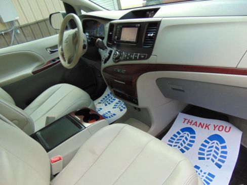 Used 2014 Toyota Sienna XLE w/ Entertainment Package FWD image 13