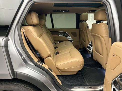 Used 2025 Land Rover Range Rover Long Wheelbase SE AWD/4WD image 4