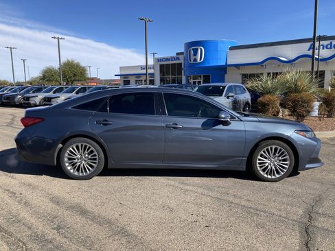 Used 2022 Toyota Avalon Limited image 4