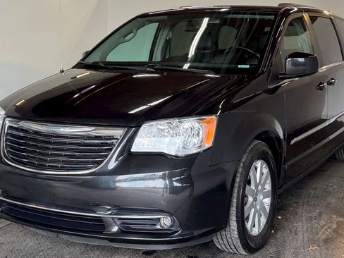 Used 2015 Chrysler Town & Country Touring image 4
