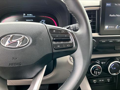 Certified 2025 Hyundai Venue SEL FWD image 25