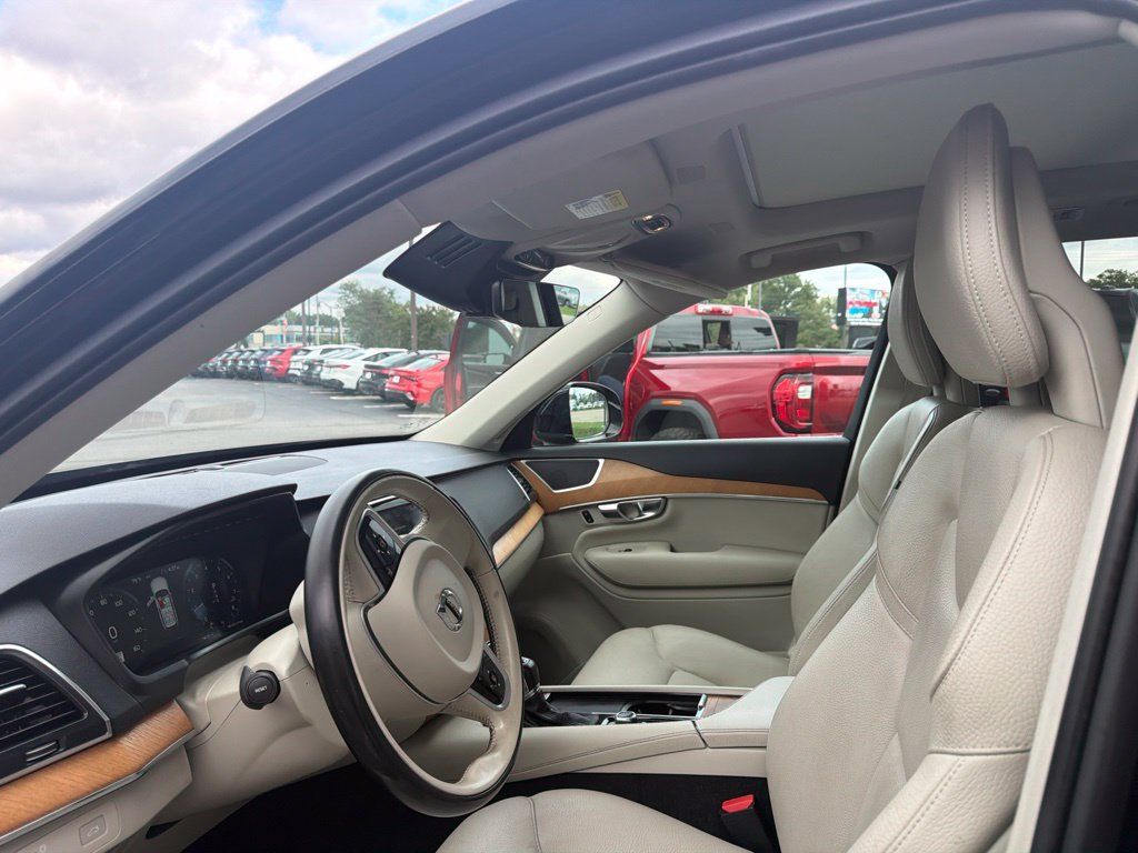 Used 2022 Volvo XC90 T6 Momentum w/ Climate Package AWD/4WD image 8