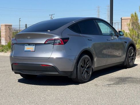 Used 2025 Tesla Model Y Long Range AWD/4WD image 8