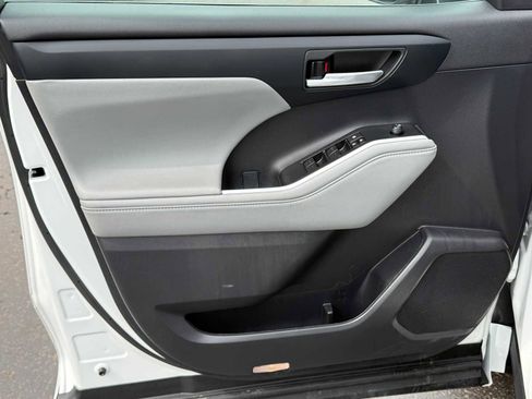 Used 2023 Toyota Highlander XLE image 11