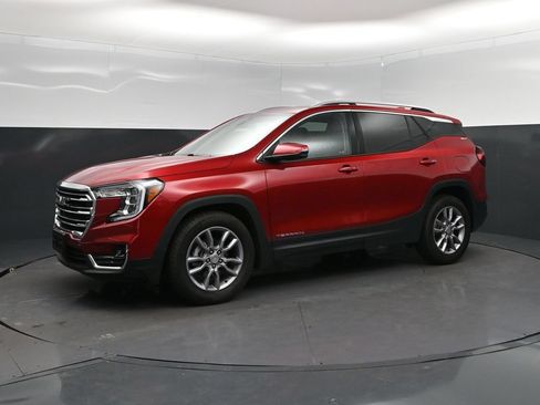 Used 2024 GMC Terrain SLT w/ Tech Package FWD image 3