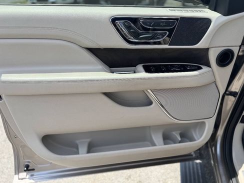 Used 2018 Lincoln Navigator Select w/ Technology Package RWD image 8