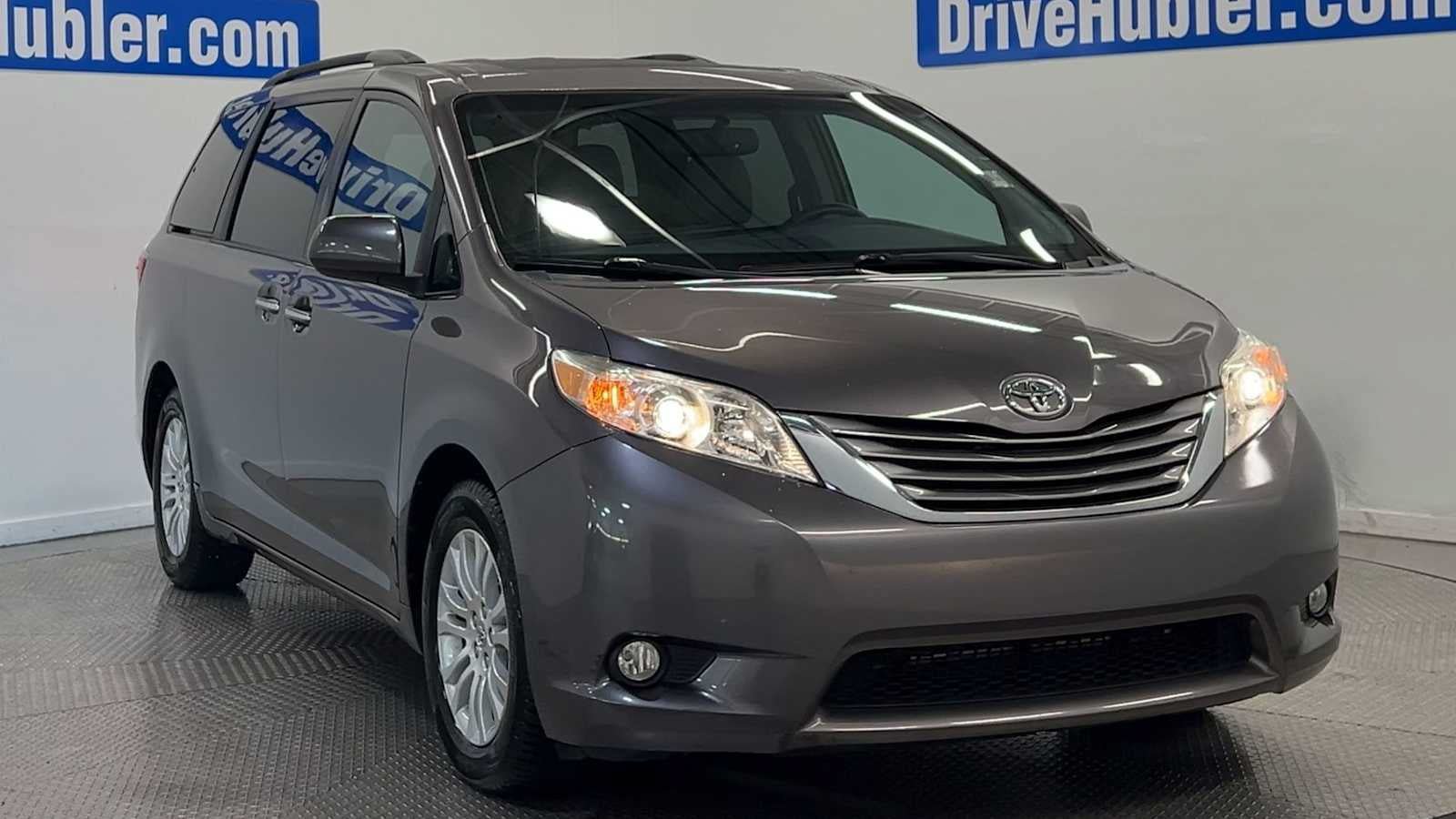 Used 2015 Toyota Sienna XLE FWD image 2