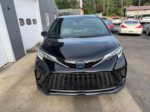 Used 2021 Toyota Sienna XSE w/ XSE Plus Package AWD/4WD image 2