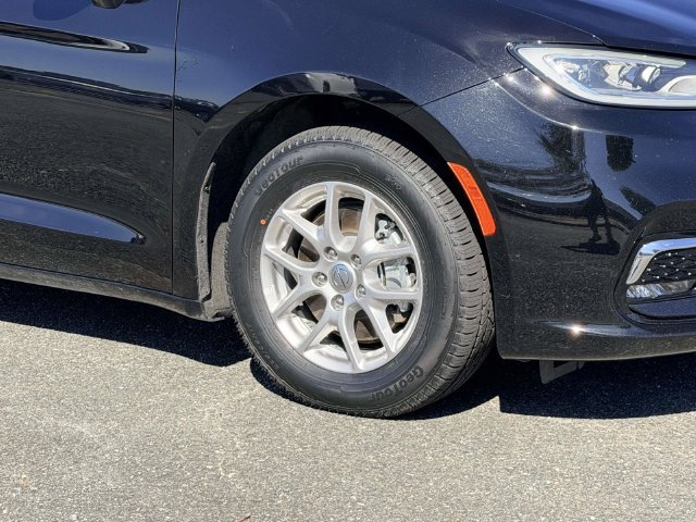 Used 2025 Chrysler Pacifica Select FWD image 7