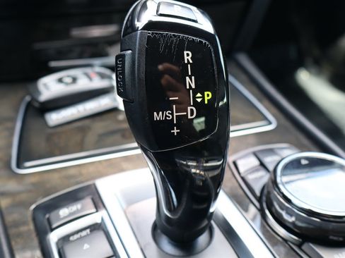 Used 2015 BMW 750i RWD image 32