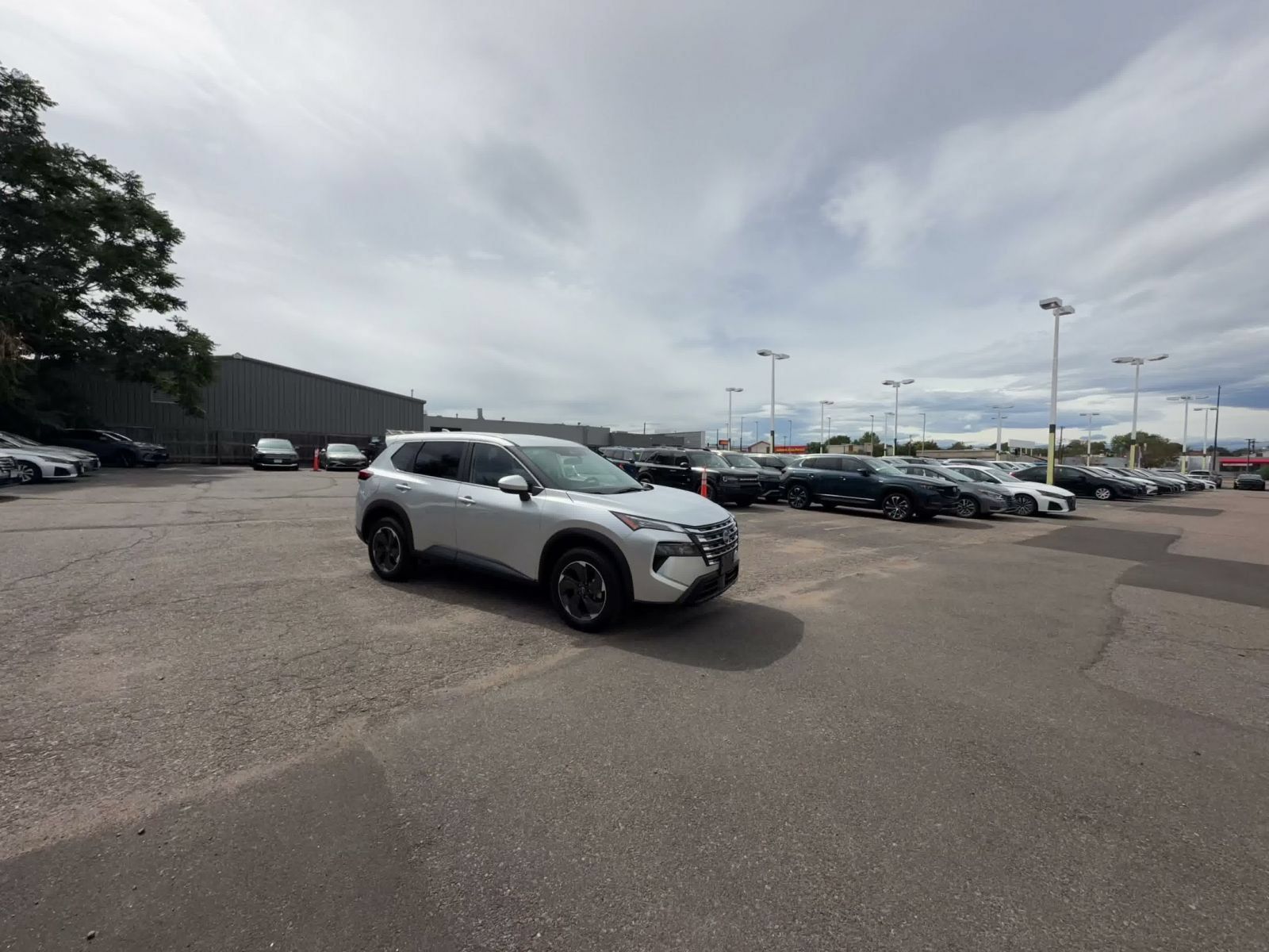 Used 2025 Nissan Rogue SV AWD/4WD image 2