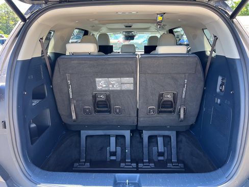 Used 2025 Kia Carnival SX FWD image 10