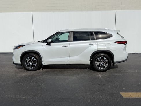 Used 2023 Toyota Highlander XLE AWD/4WD image 2