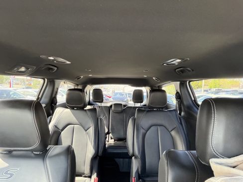 Used 2023 Chrysler Pacifica Touring-L w/ S Appearance Package image 20