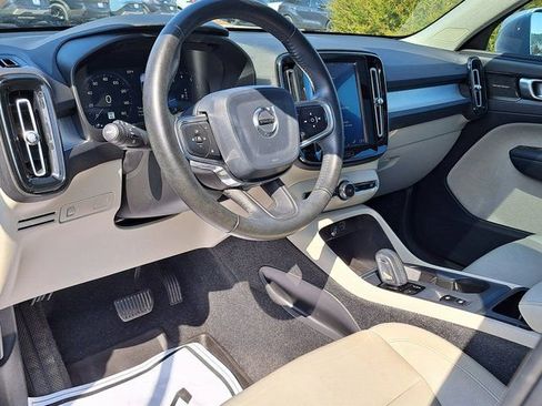 Used 2019 Volvo XC40 T5 Momentum image 8