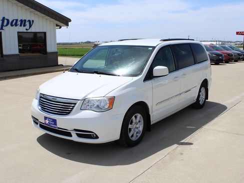 Used 2013 Chrysler Town & Country Touring FWD image 1