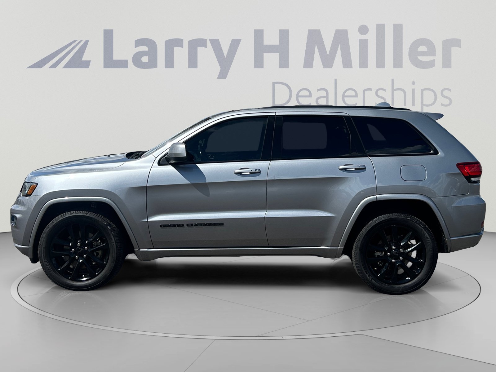 Used 2021 Jeep Grand Cherokee Laredo X AWD/4WD image 2