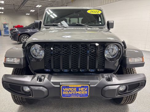 Used 2022 Jeep Gladiator Sport image 2