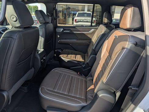 New 2026 GMC Acadia Denali Ultimate w/ LPO, Floor Liner Package AWD/4WD image 26