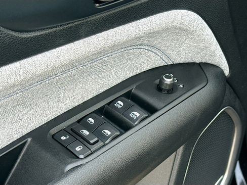 Used 2022 Jeep Compass Latitude w/ Sun and Sound Group image 8