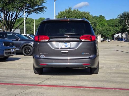Used 2020 Chrysler Pacifica Limited w/ Advanced Safetytec Group FWD image 7