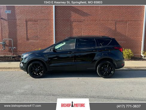 Used 2019 Ford Escape SE image 2