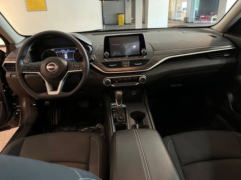 Used 2025 Nissan Altima 2.5 SV FWD image 32