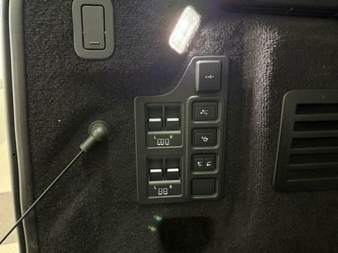 Used 2023 Land Rover Discovery Metropolitan Edition AWD/4WD image 23