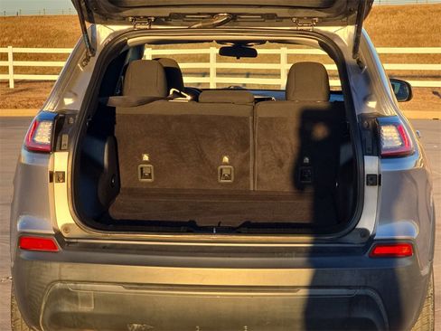 Used 2019 Jeep Cherokee Latitude w/ Popular Appearance Group image 12