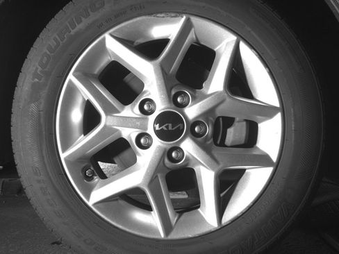 Used 2025 Kia Soul LX w/ LX Technology Package FWD image 13
