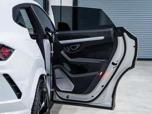 Used 2022 Lamborghini Urus AWD/4WD image 31