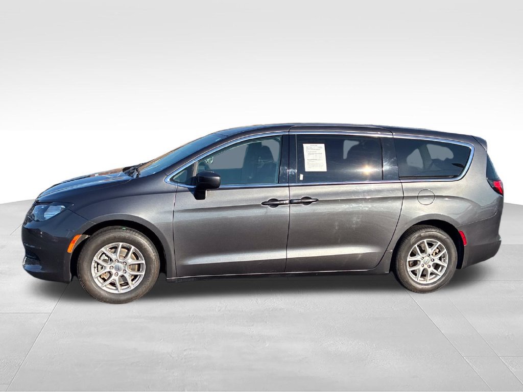 Used 2023 Chrysler Voyager LX FWD image 2