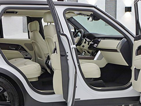 Used 2023 Land Rover Range Rover SE image 12