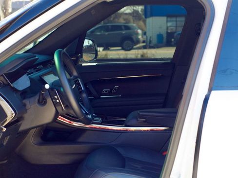 Used 2024 Land Rover Range Rover Sport SE image 18