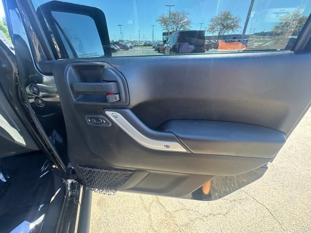 Used 2016 Jeep Wrangler Unlimited Sahara w/ Connectivity Group AWD/4WD image 24