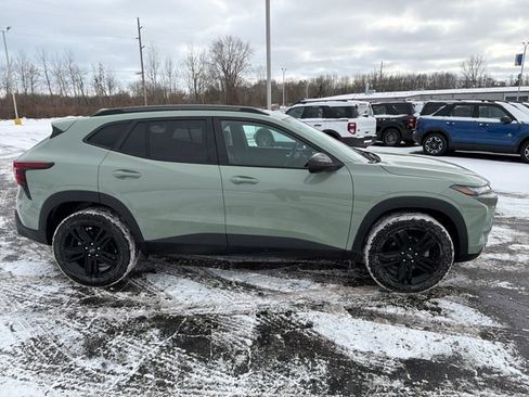 Used 2025 Chevrolet Trax ACTIV w/ Sunroof Package image 8