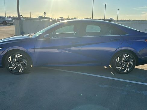 Used 2025 Hyundai Elantra Limited image 9
