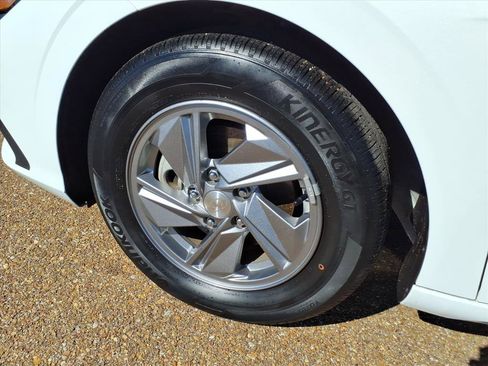 Used 2024 Hyundai Elantra SE image 9