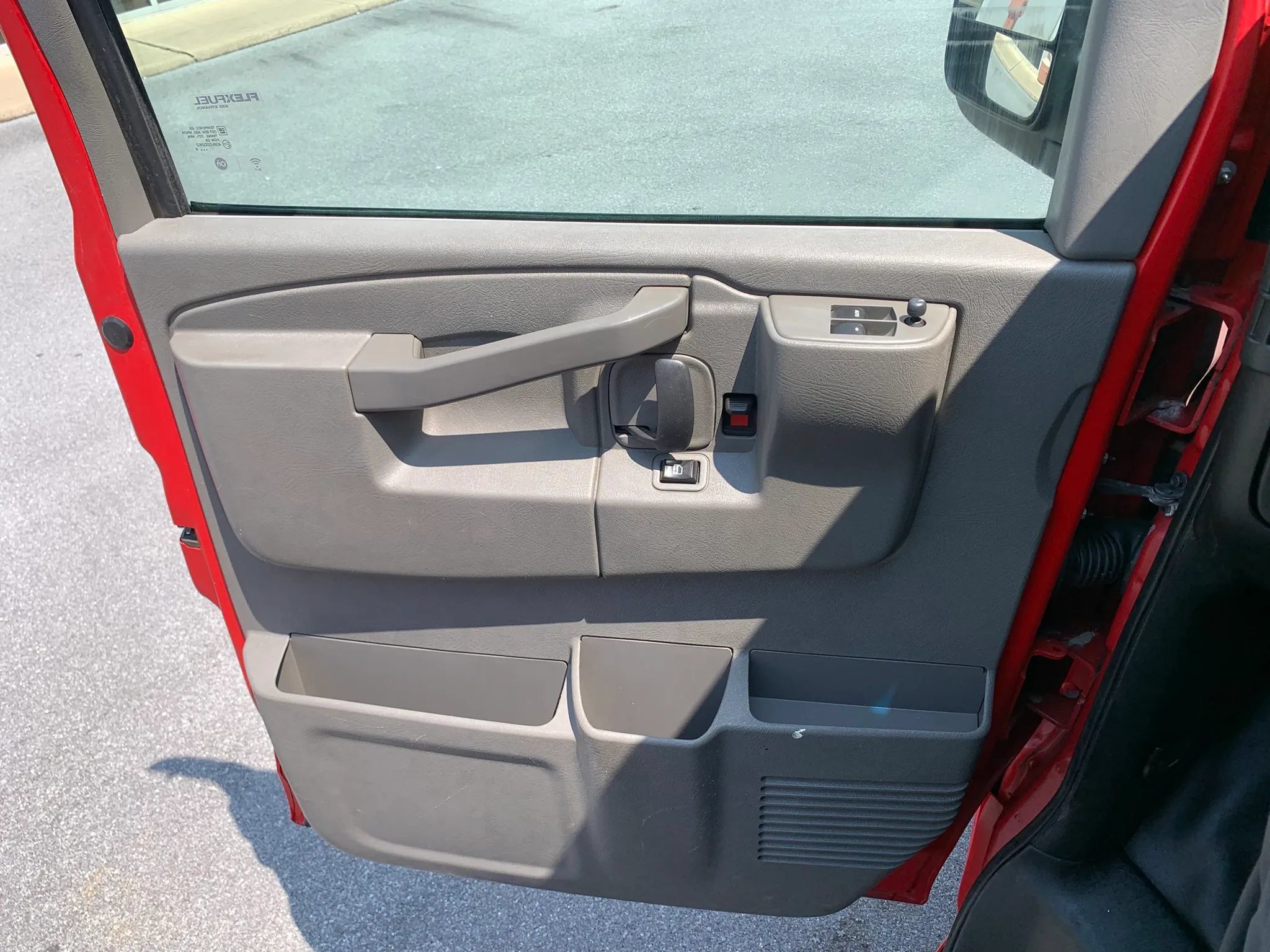 Used 2018 Chevrolet Express 2500 w/ Driver Convenience Package RWD image 9