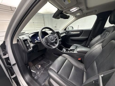 Used 2024 Volvo XC40 B5 Plus image 10