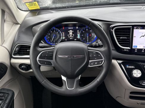 Used 2023 Chrysler Pacifica Touring-L FWD image 8
